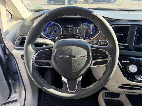 Used 2023 Chrysler Voyager LX image 18