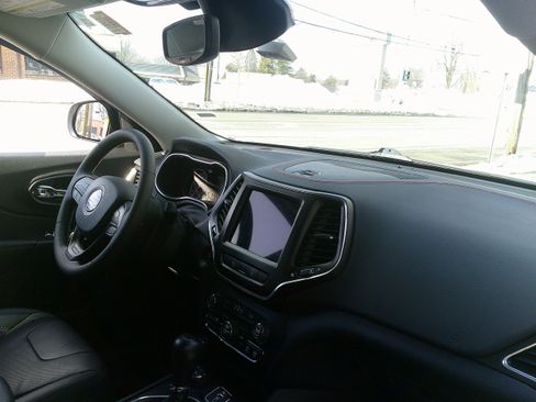 Used 2021 Jeep Cherokee Trailhawk w/ Premium Leather Package image 24