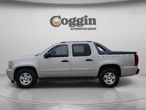 Used 2008 Chevrolet Avalanche LS image 2
