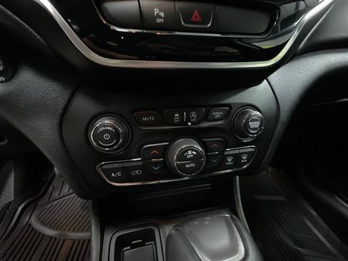 Used 2020 Jeep Cherokee Limited FWD image 16