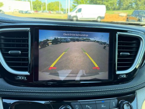 Used 2023 Chrysler Pacifica Limited FWD image 36