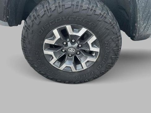 Used 2019 Toyota Tacoma TRD Off-Road image 2