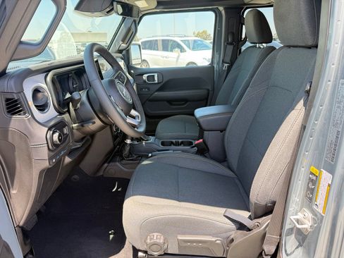 Used 2025 Jeep Wrangler Unlimited Sahara AWD/4WD image 5