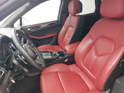 Certified 2025 Porsche Macan AWD/4WD image 17