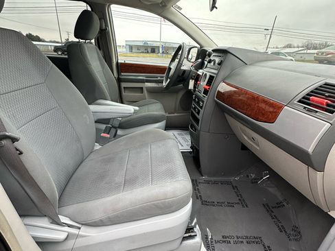 Used 2009 Chrysler Town & Country Touring image 40