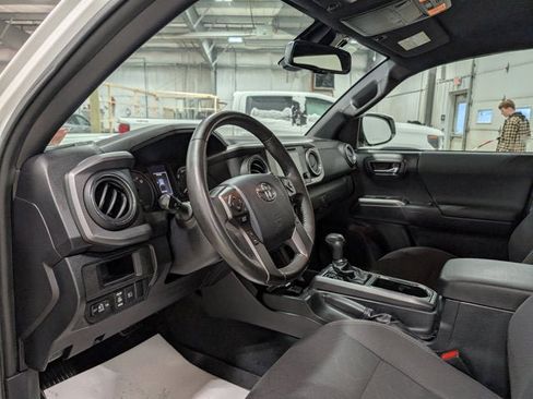 Used 2018 Toyota Tacoma TRD Sport image 16