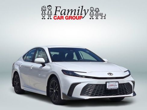 Used 2025 Toyota Camry XLE FWD image 2