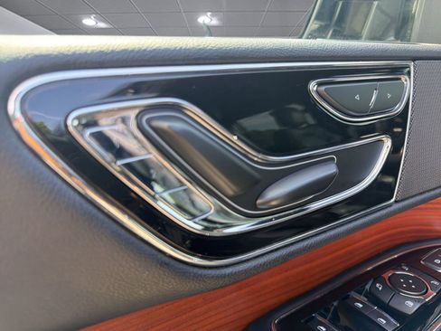 Used 2018 Lincoln Navigator Select AWD/4WD image 21