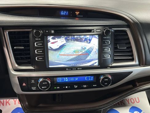 Used 2019 Toyota Highlander Plus AWD/4WD image 25
