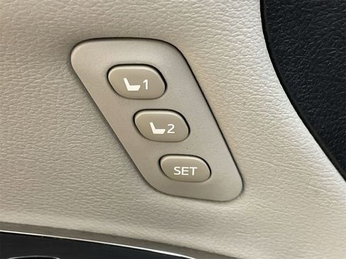 Used 2014 Toyota Avalon Limited image 18