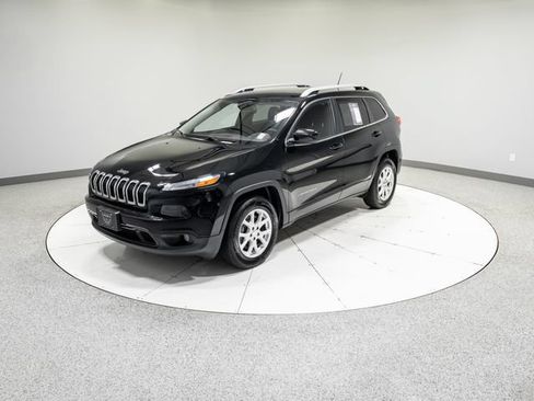 Used 2018 Jeep Cherokee Latitude w/ Safety Group AWD/4WD image 32