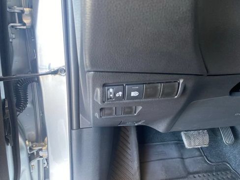 Certified 2025 Toyota Corolla Cross LE w/ Moonroof Package AWD/4WD image 18