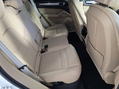 Used 2022 Porsche Cayenne Coupe image 28