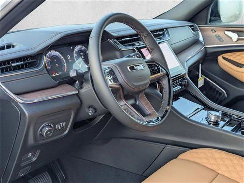 New 2025 Jeep Grand Cherokee Summit image 3