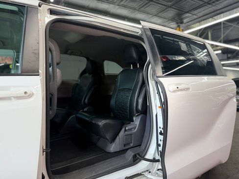 Used 2021 Toyota Sienna LE FWD image 11
