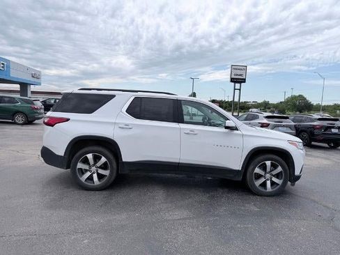 Used 2021 Chevrolet Traverse LT w/ LT Premium Package FWD image 3