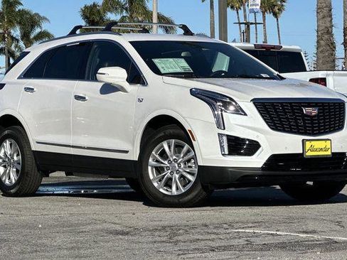 New 2026 Cadillac XT5 Luxury image 2