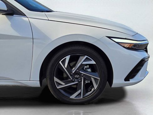 Used 2025 Hyundai Elantra Limited image 10