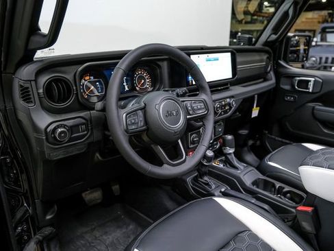 Used 2025 Jeep Wrangler Unlimited Rubicon w/ Technology Group image 2