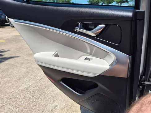 Used 2025 Genesis G70 2.5T RWD image 27