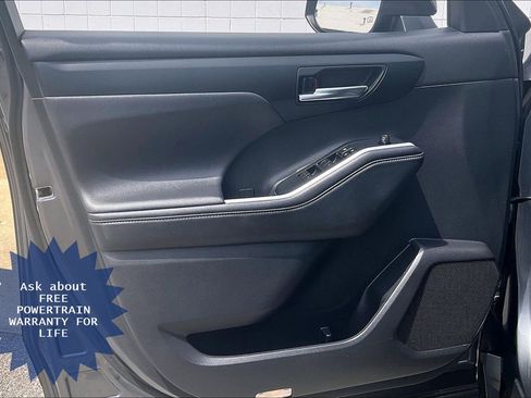 Used 2020 Toyota Highlander XLE FWD image 28