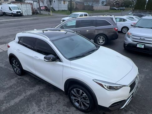 Used 2017 INFINITI QX30 Premium w/ Navigation Package image 4