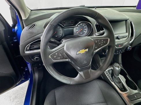 Used 2017 Chevrolet Cruze LT w/ Convenience Package FWD image 11
