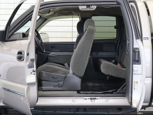 Used 2005 Chevrolet Silverado 2500 LS w/ Heavy-Duty Power Package image 48