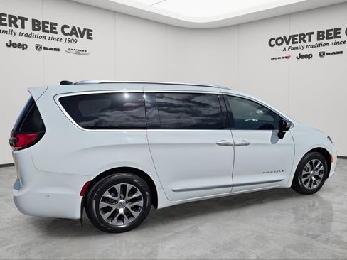 Used 2023 Chrysler Pacifica Pinnacle image 10
