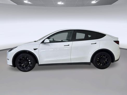 Used 2024 Tesla Model Y 2WD image 2