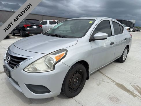 Used 2016 Nissan Versa S FWD image 1