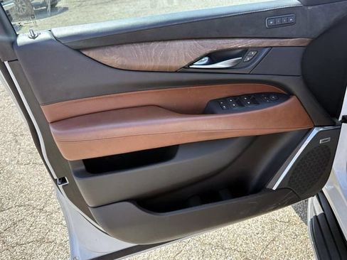 Used 2019 Cadillac Escalade Luxury AWD/4WD image 14