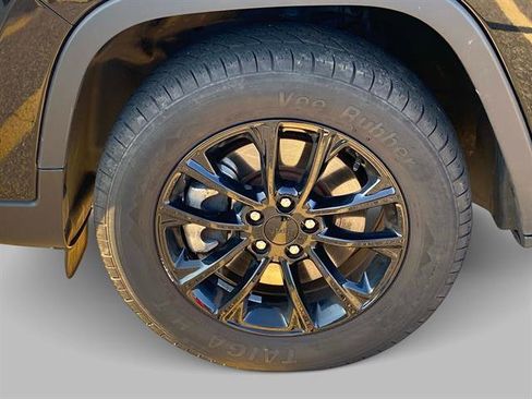 Used 2023 Jeep Cherokee Altitude Lux image 18