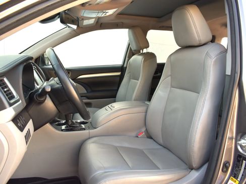 Used 2018 Toyota Highlander XLE AWD/4WD image 46