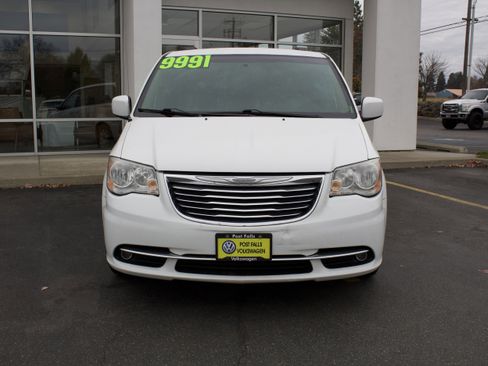 Used 2015 Chrysler Town & Country Touring image 2