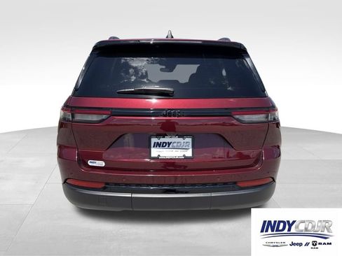 Used 2024 Jeep Grand Cherokee Altitude AWD/4WD image 5