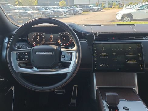 Used 2025 Land Rover Range Rover Long Wheelbase SE AWD/4WD image 4