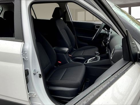 Certified 2025 Hyundai Venue SE image 29