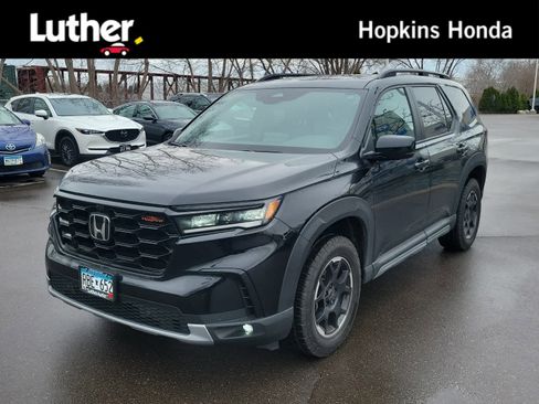Used 2025 Honda Pilot TrailSport image 1