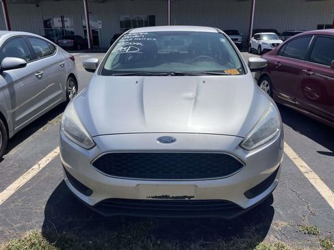 Used 2017 Ford Focus SE FWD image 2