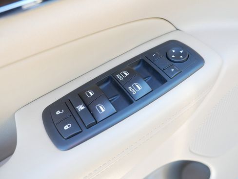 Used 2017 Jeep Grand Cherokee Limited w/ Luxury Group II image 19