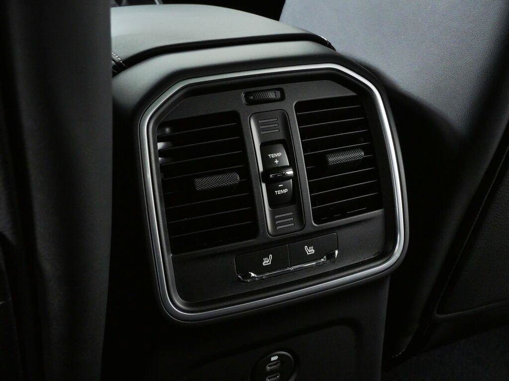Certified 2026 Porsche Macan GTS AWD/4WD image 23