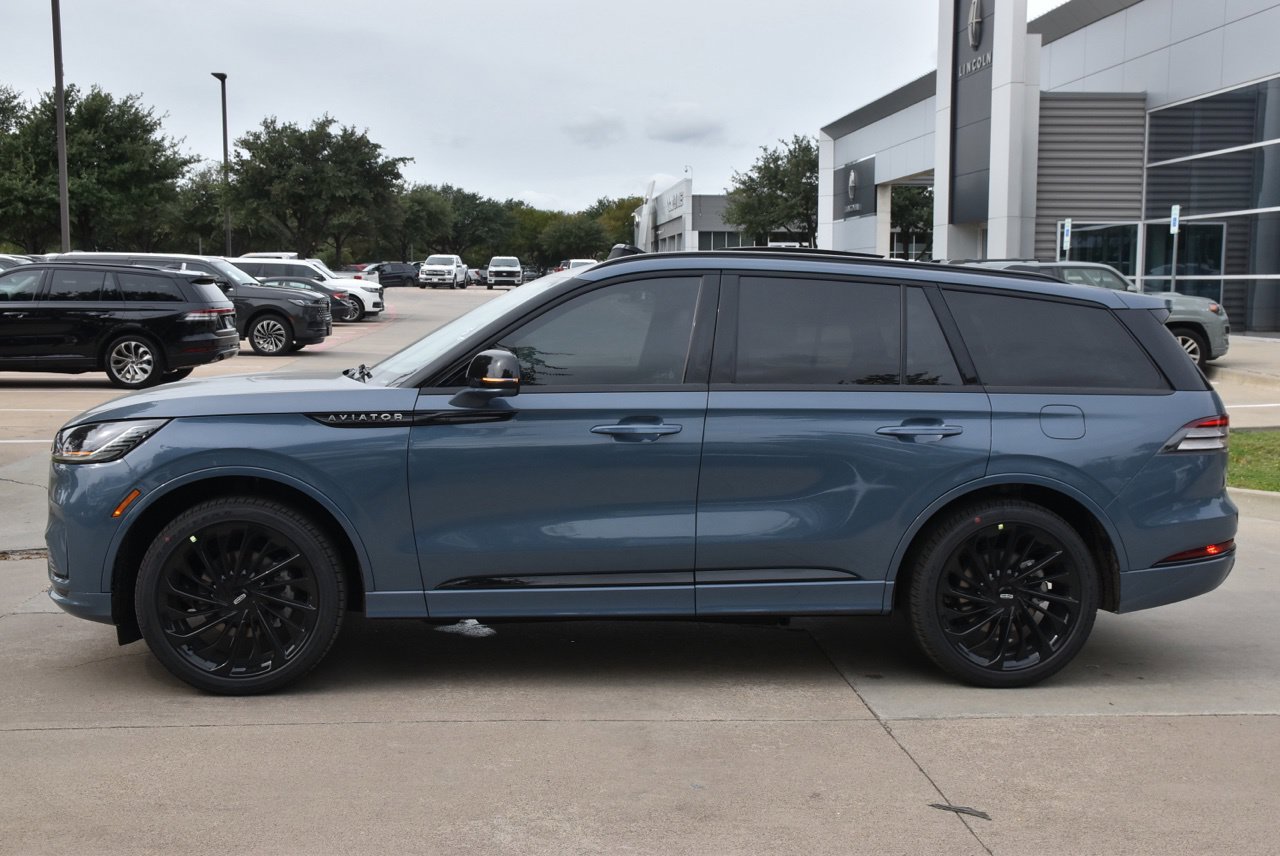 New 2027 Lincoln Aviator Reserve w/ Jet Appearance Package RWD image 11