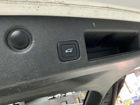 Used 2018 Chevrolet Equinox Premier image 29