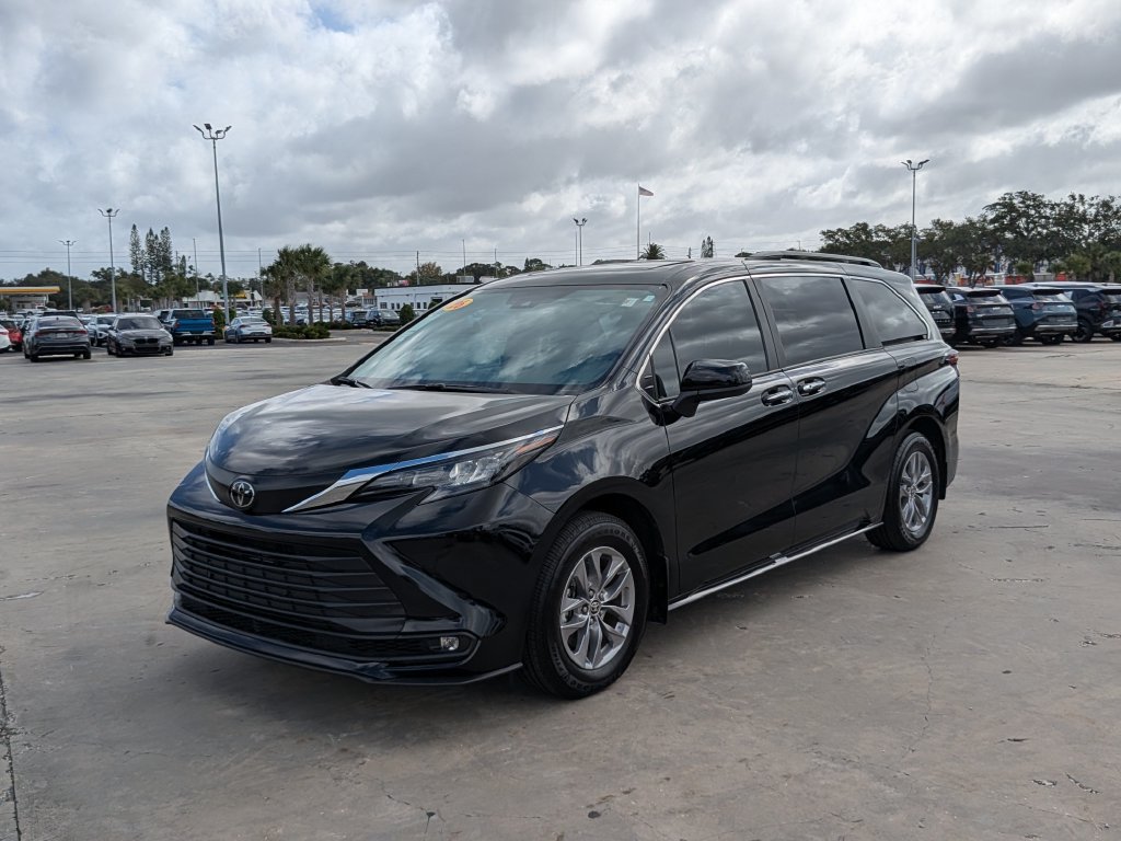 Used 2026 Toyota Sienna XLE FWD image 5