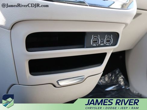Used 2024 Chrysler Pacifica Touring-L image 38