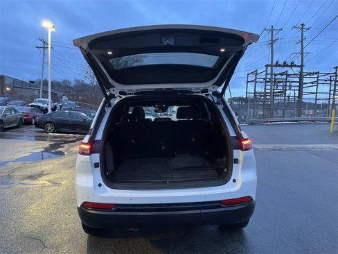 Used 2023 Jeep Grand Cherokee Altitude image 13