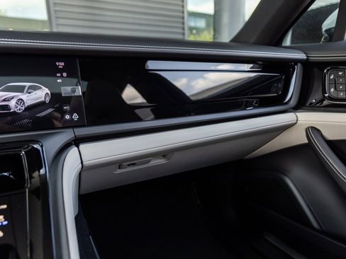 Used 2025 Porsche Panamera image 32