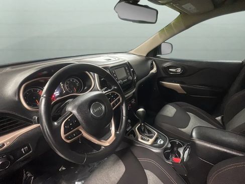 Used 2017 Jeep Cherokee Sport FWD image 10