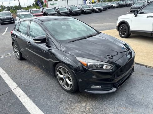 Used 2018 Ford Focus ST w/ Equipment Group 401A FWD image 4